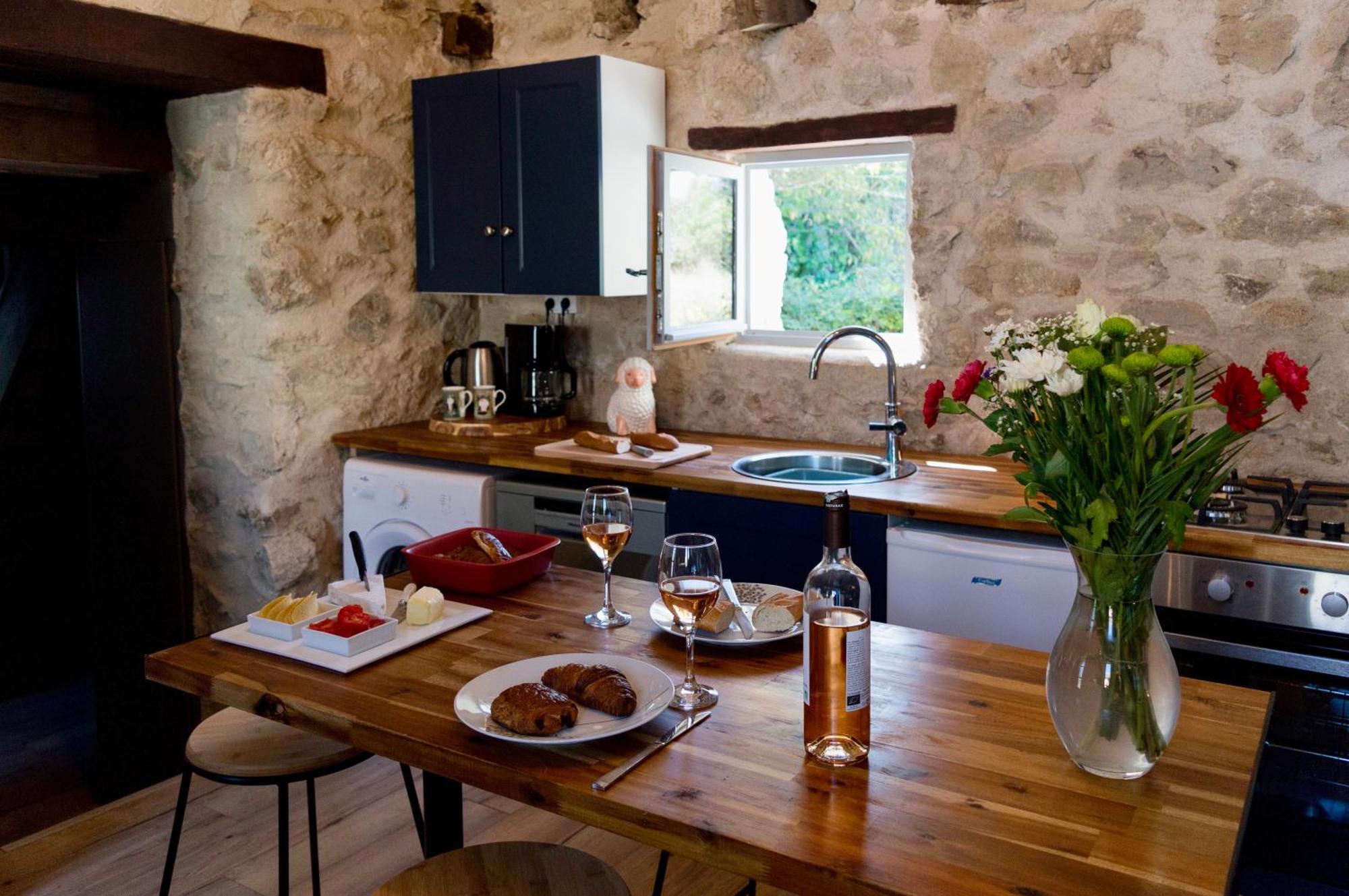Petite Maison De Mouton Azat-le-Riz Exterior photo